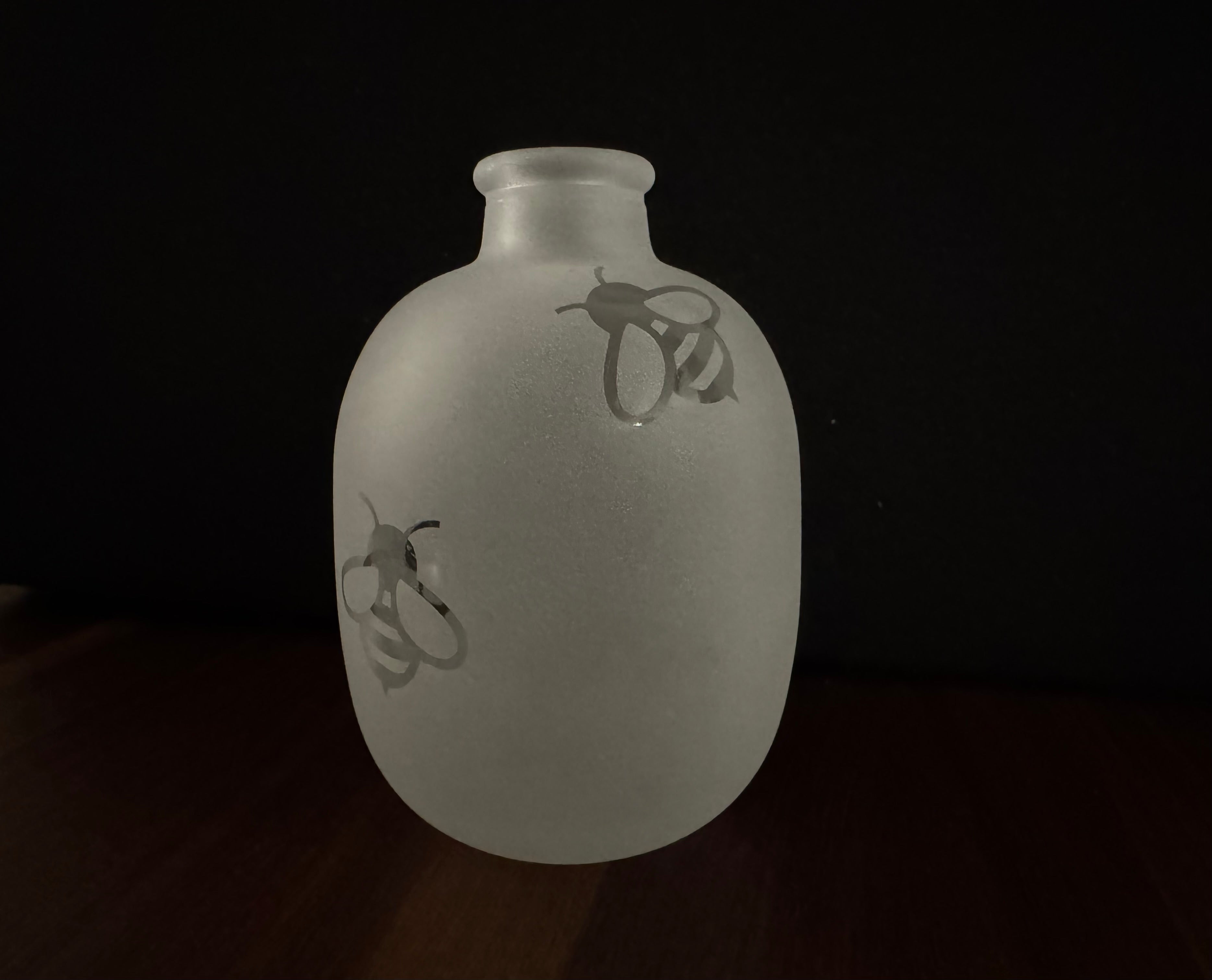 rundliche Vase mit Bienchen