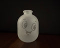 rundliche Vase mit Gesicht